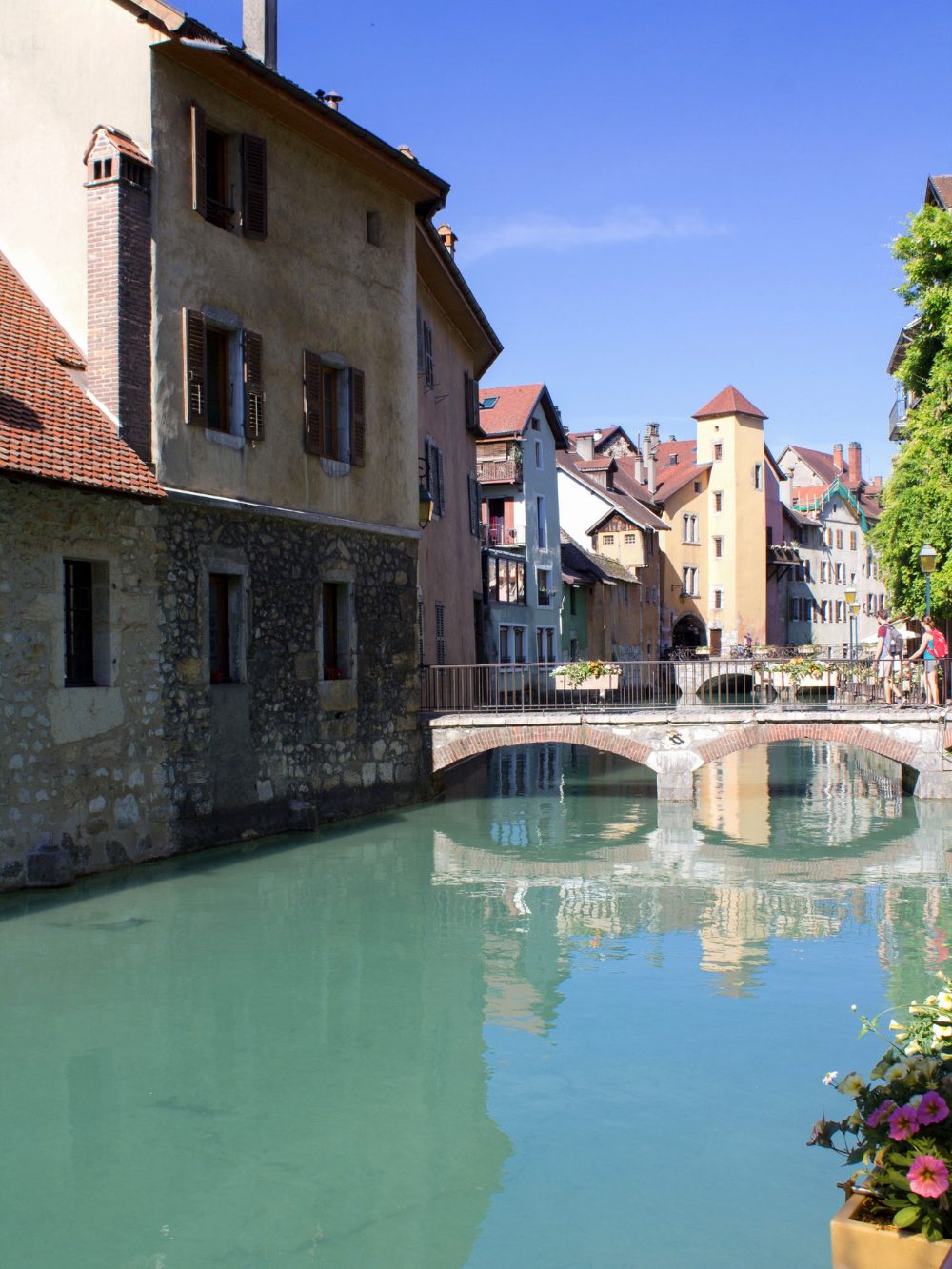 beautiful-view-houses-river-sunny-day-annecy-france