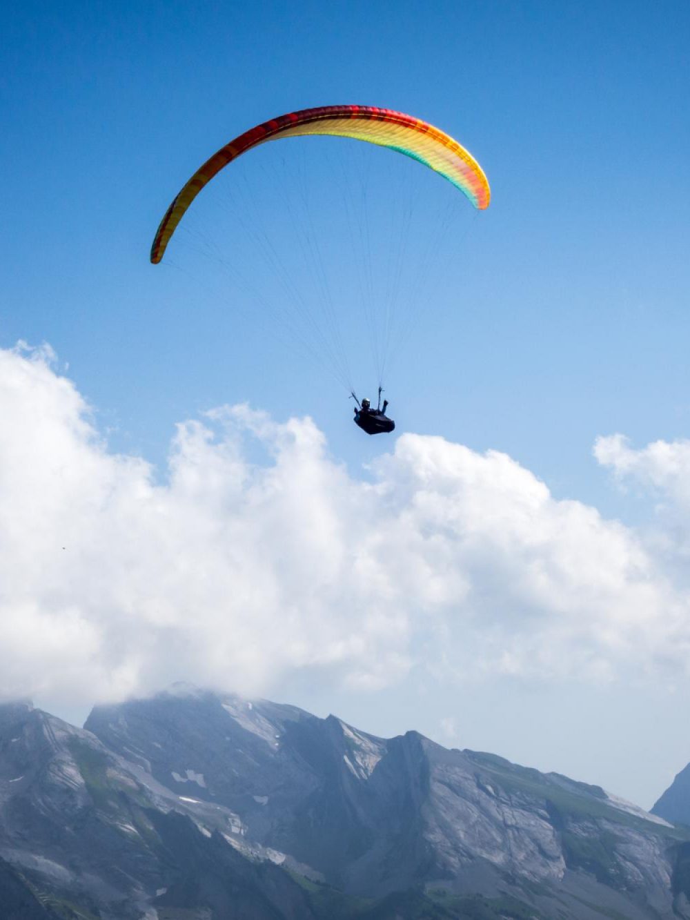 paragliding-flight-mountains-le-grandbornand-hautesavoie-france
